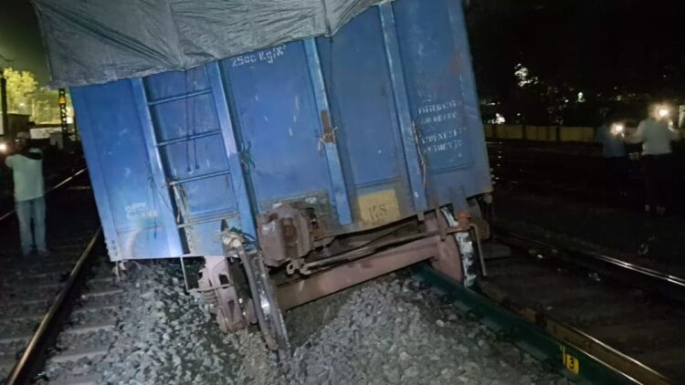 Three coaches of goods train derailed on Titlagarh -Raipur route in Odisha - India tv hindi