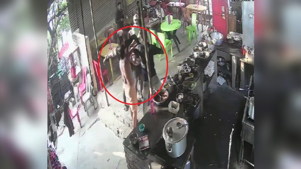 Two minutes delay in feeding fish, the customer attacked the waiter, head injuries - India tv hindi