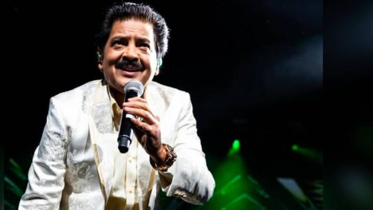 Udit Narayan kissed female fan, created a ruckus and said this in cleanliness - India tv hindi