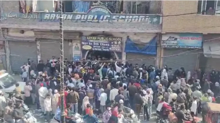 Uproar during Voting in Delhi: Uproar during voting in Delhi, clash between BJP and AAP workers, uproar during voting in delhi, clash between BJP and aap workers