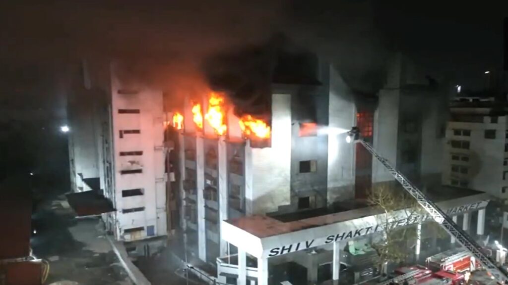VIDEO: Surat's textile market lifted water, everything was destroyed; 800 shops closed - India tv hindi