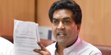 Who is Kapil Mishra in Hindi: Kapil Mishra, who raises his voice against Arvind Kejriwal, has the experience of ministerial