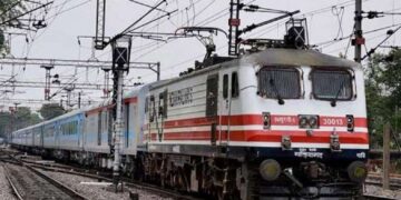 Woman gave birth to child in train compartment, RPF delivered - India tv hindi