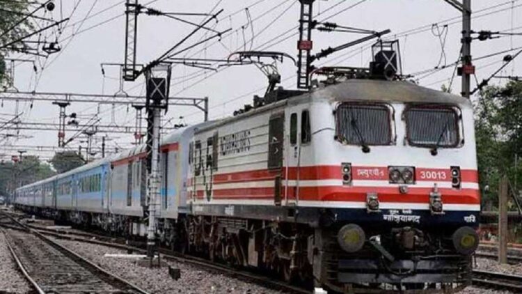 Woman gave birth to child in train compartment, RPF delivered - India tv hindi