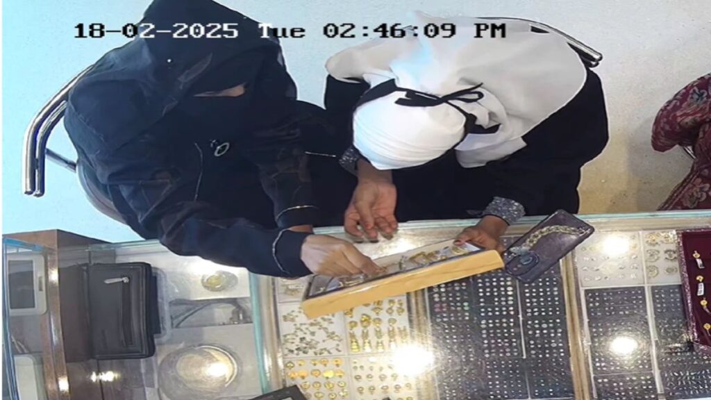 Women wearing a burqa stole gold chain in vicious way, watch CCTV Video - India tv hindi