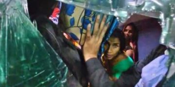 Yatri could not climb in the train going to Mahakumbh, angry people boiled AC coaches