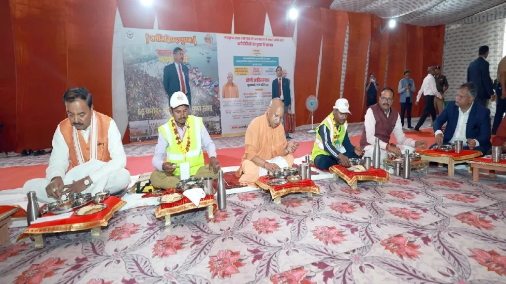 Yogi Adityanath at Conclusion of Mahakumbh 2025: At the conclusion of Mahakumbh, CM Yogi Adityanath honored sanitation workers, sailors, served food with scavengers, at the conclusion of Maha kumbh, CM yogi adityanath honored sanitation works, sailors and Hady Food with sanitation works.