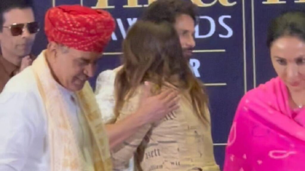 18 years after the breakup, Hasina hugs EX, laughing in IIFA