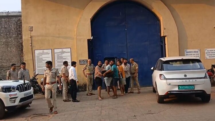 45 prisoners reached the hospital after having jail food, samples of food sent to lab for testing - India tv hindi