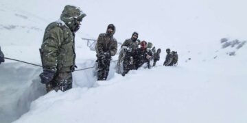 A laborer trapped in Uttarakhand avalanche reached home, now searching for 4 continues; 4 out of 50 killed - India tv hindi