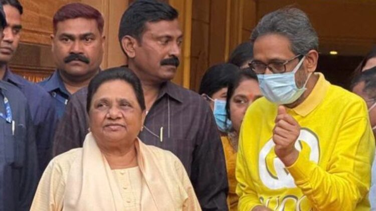 AMID BSP Turmoil Mayawati Visits This Leaders House Sparking Intensified Discussions | Mayawati News: Mayawati reached the house of this leader amidst the stir in BSP, discussions intensified. News Track in Hindi