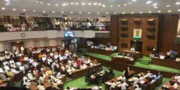 'Abu Azmi traitor ...', strong uproar in Maharashtra Legislative Assembly for praise of Aurangzeb, proceedings postponed