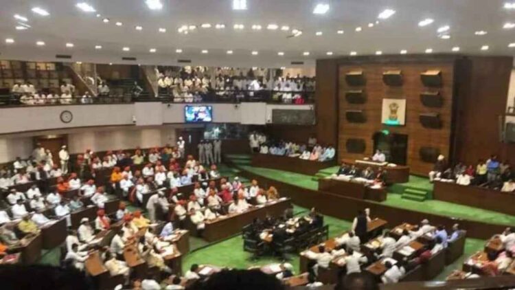 'Abu Azmi traitor ...', strong uproar in Maharashtra Legislative Assembly for praise of Aurangzeb, proceedings postponed