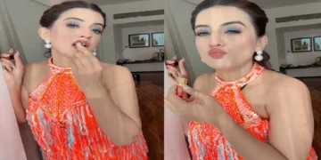 Akshara Singh celebrated Holi with lipstick, said- color the color right