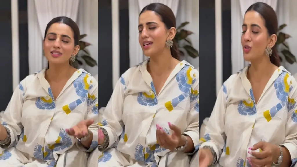 Akshara Singh sang a hymn and congratulated the fans of Chaitra Navratri, users became devotional after watching the video