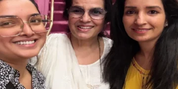 Amrapali Dubey came to see this famous play with mother and sister, the heart of fans won with a casual look