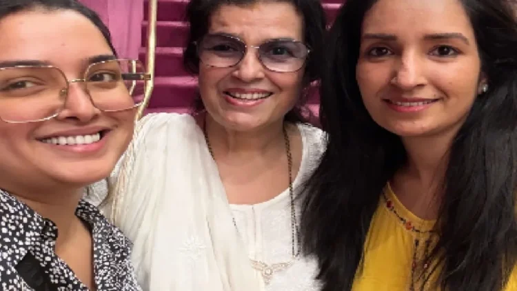 Amrapali Dubey came to see this famous play with mother and sister, the heart of fans won with a casual look