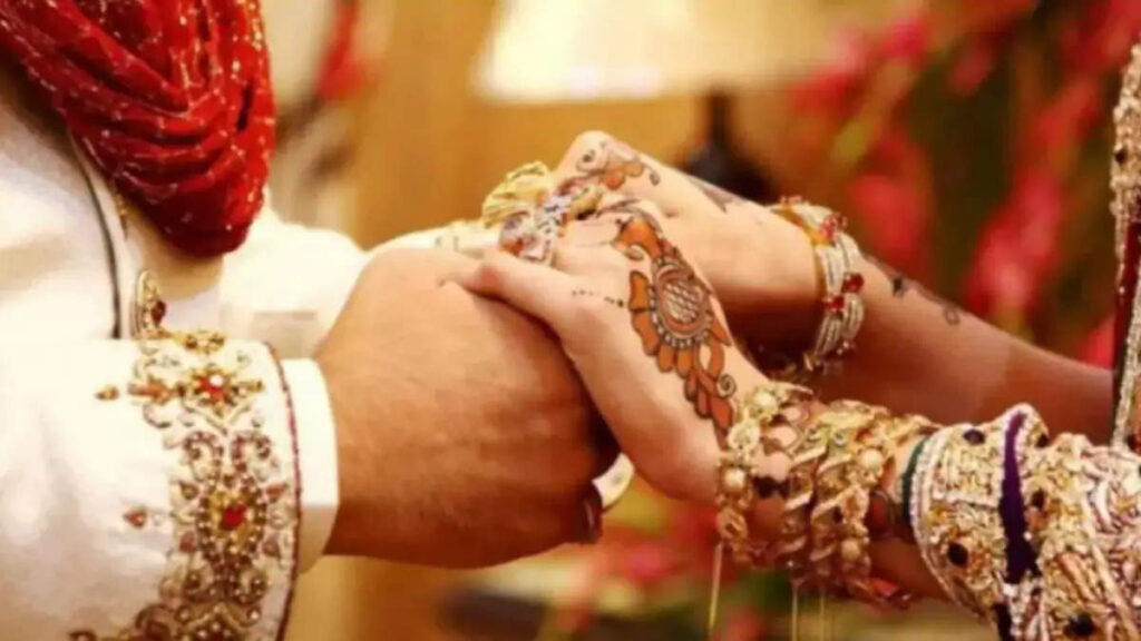 As soon as the wife lay on the pyre, her husband also broke down, this unique story of the word of seven births will make you cry