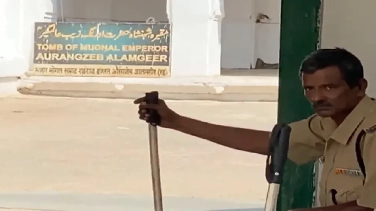 Aurangzeb Tomb: Mughal emperor Aurangzeb's security was increased, VHP and Bajrang Dal have demanded to overthrow, after threat from vhp and bajrang dal security tight in aurangzeb tomb mahrashtra