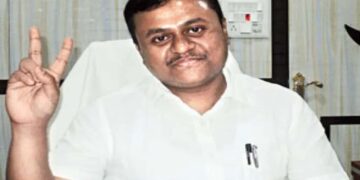 BJP MP Soumendu Adhikari | BJP MP Soumendu Adhikari I Political Career | BJP MP Soumendu Adhikari Lifestyle | BJP MP Soumendu Adhikari I Early Life | BJP MP Soumendu Adhikari Journey from TMC to BJP | News Track Hindi News | Latest Update Hindi Samachar | Soumendu Adhikari Wikipedia: Soumendu officials have always taken out the issues related to the public in the political journey from TMC to BJP. News Track in Hindi