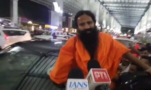 नागुपर में बोले बाबा रामदेव, औरंगजेब की चर्चा करना व्यर्थ