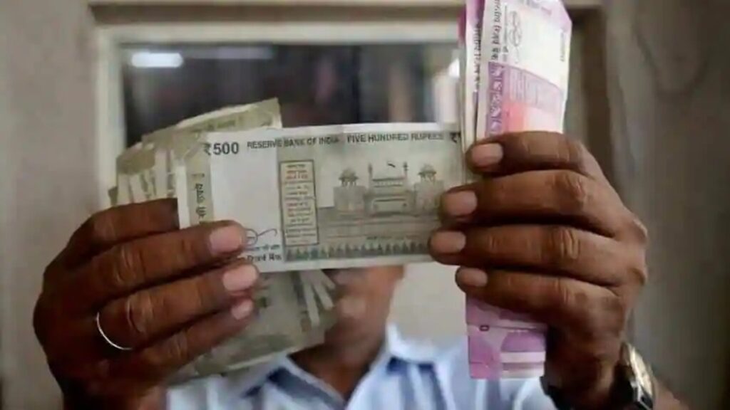 'Bank should not cut more than 50% from retired employee's pension, HC pronounced decision - India tv hindi