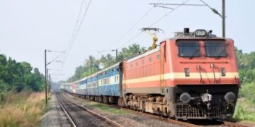 चार टिकट में से तीन कंफर्म हुई और एक नहीं तो वो कैसे कर सकता है सफर? ये है नियम