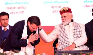 हाथ मिलाकर, पीठ थपथपाकर सीएम को शाबाशी, पीएम मोदी संग मुख्यमंत्री धामी की दिखी खास बाॅंन्डिग