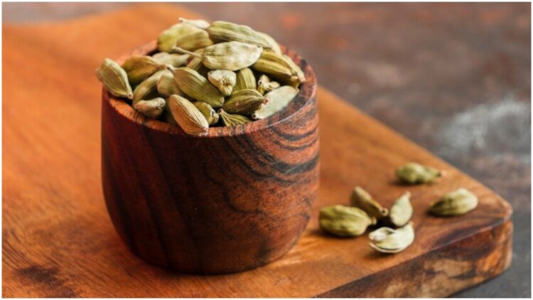 Chewed cardamom chewed in a day, many problems related to health will go away - India tv hindi