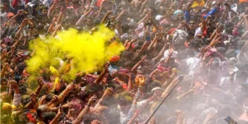 Different Styles of Holi: Different style seen across the country on Holi, see how from common people to VVIP played color, different styles was seen across the count on holi, see how common people and vips played holi