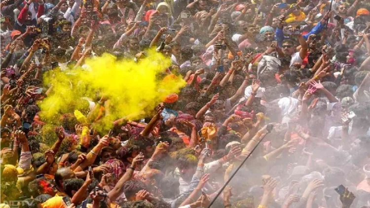 Different Styles of Holi: Different style seen across the country on Holi, see how from common people to VVIP played color, different styles was seen across the count on holi, see how common people and vips played holi