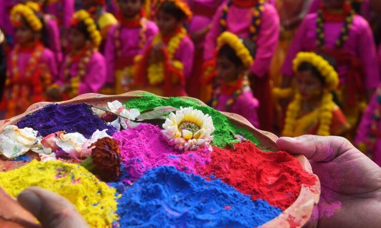Do bring home on Holi 2025, these auspicious things, mother Lakshmi will put money