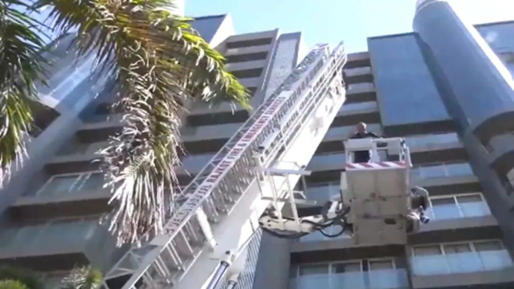 Fire in 12 -storey house in Rajkot, three people died; 40 people rescue - India tv hindi