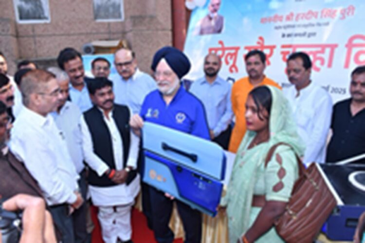 Hardeep Singh Puri gave solar stove to 309 women in Sonbhadra, told the symbol of energy revolution