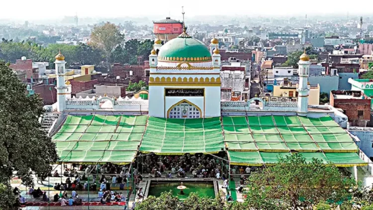 Holi and Juma Namaz WERE Held PEACEFULLLY In Sambhal: In Sambhal, peaceful manner prayers performed in a peaceful manner, monitoring of drones, monitoring from drone, Friday prayers were help peacefully in sambhal amidst Holi, Survelance was done throups