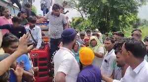 In Alwar, Scooty riding youths hit and dropped the woman, robbed a gold chain and one lakh rupees