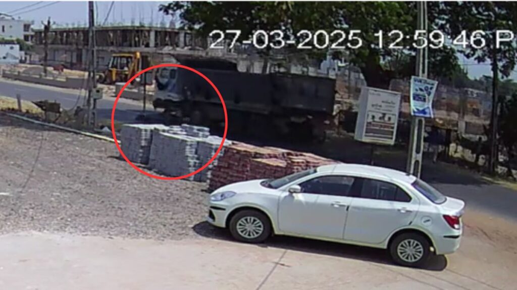 In Vadodara, the dumper crushed the scooty rider, the video is shocking - India tv hindi
