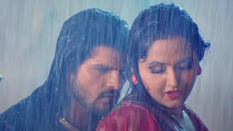 Khesari became romantic with Kajal Raghavani in heavy rain, listen to Bhojpuri song