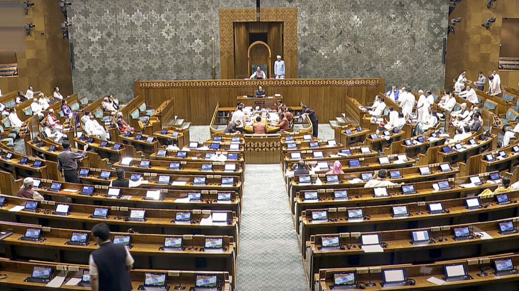 LIVE: There is a possibility of uproar in Parliament even today, these special issues are to be discussed in Lok Sabha - India tv hindi