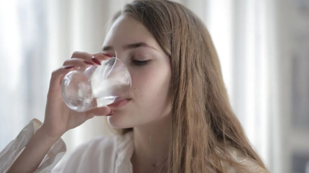 Learn how many glasses of water should be drunk a day to keep health and body hydrated? - India tv hindi