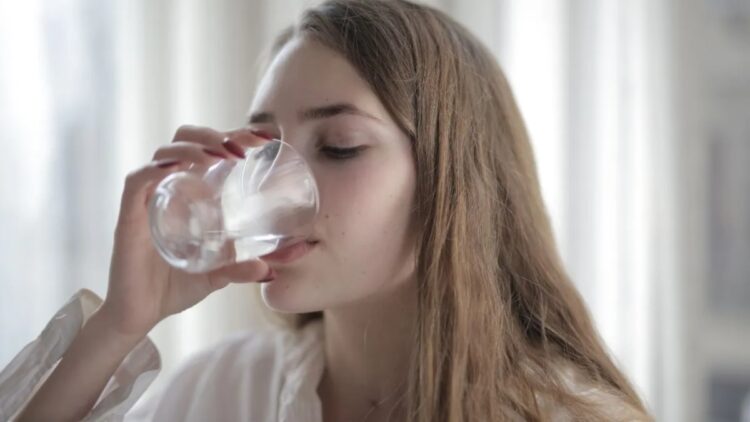 Learn how many glasses of water should be drunk a day to keep health and body hydrated? - India tv hindi