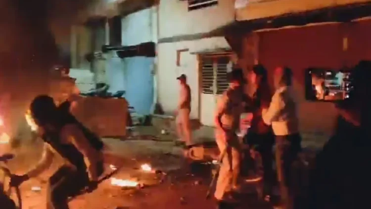 MHOW Violence: Violence after stone pelting in Mhow in Madhya Pradesh after India's victory, miscreants burnt vehicles in Jama Masjid area; A large number of police stationed, Stone Pelting and Arson in Jama Masjid Area of ​​Mhow Madhya Pradesh after India Wins Champions Trophy