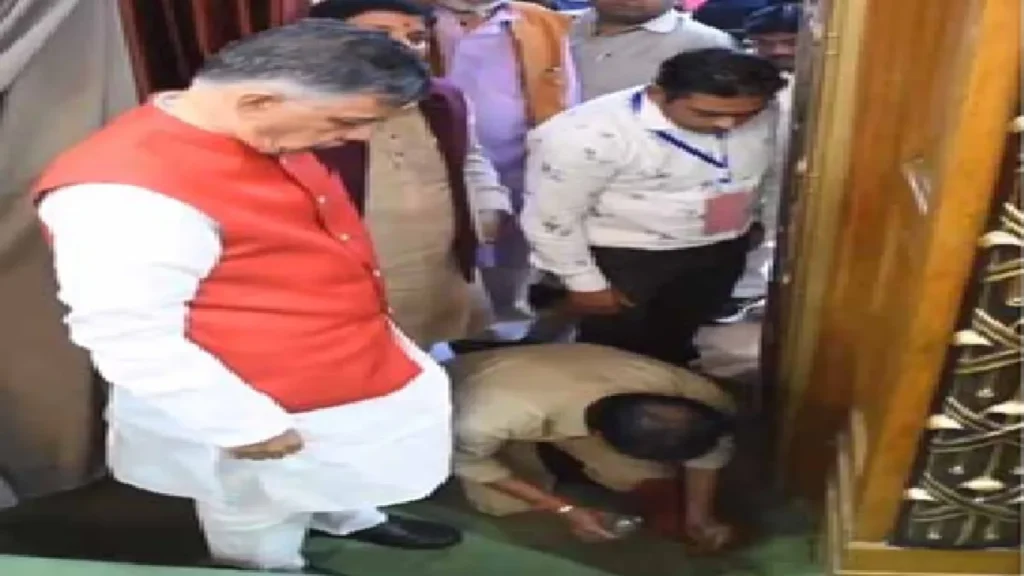 MLA Spits Pan-Masala in UP Assembly: In the UP Assembly, MLA spice a pan masala, president Satish Mahana became angry, without naming, in up assembly, MLA spit after eating pan masala, speaker satish mahana got angry, listen what they said