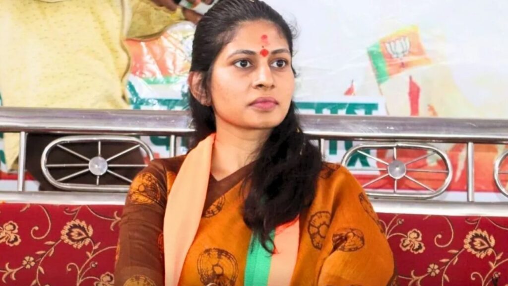 Maharashtra News | Maharashtra News in Hindi | Maharashtra ki taza khabar | Maharashtra Crime News | Union Minister Raksha Khadse | Newstrack | Maharashtra: Amazing BJP government! Union minister's daughter is not safe, FIR registered for molestation. News Track in Hindi