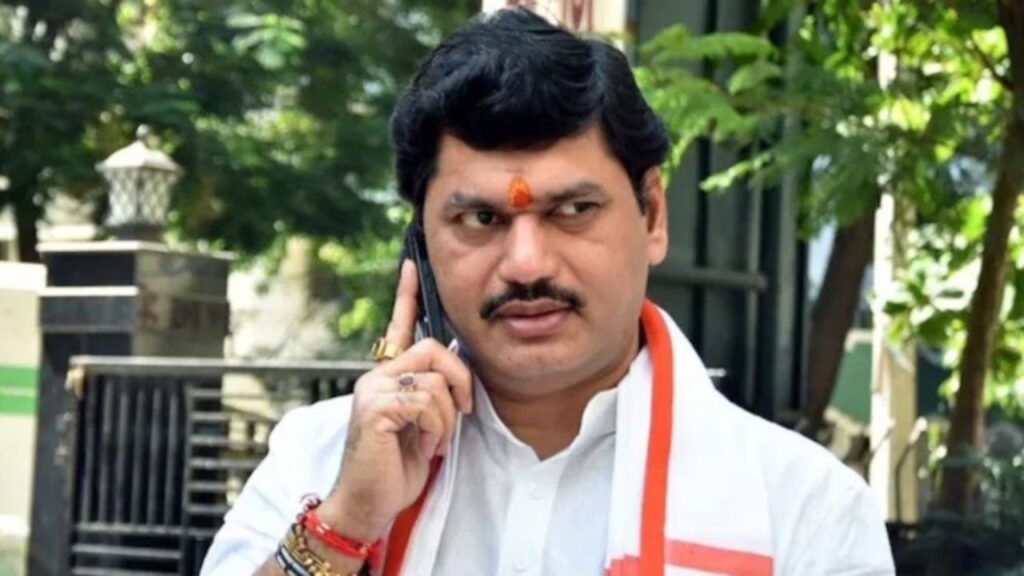 Maharashtra Politics | Maharashtra Politics News | Maharashtra News in Hindi | Maharashtra Politics News in Hindi | Minister Dhananjay Munde Resignation | Newstrack | Maharashtra Politics: There is no stoppage in Maharashtra politics, CM resigns from Minister Dhananjay Munde. News Track in Hindi