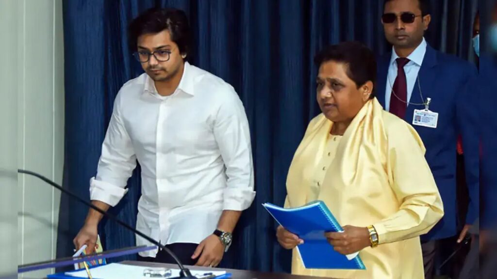 Mayawati vs Akash Anand News in Hindi | BSP Mayawati Expelled Akash anand from the party | UP Politics News in Hindi News Track Samachar | Mayawati vs Akash Anand: Akash Anand was shown in one stroke, angry Mayawati took this step. News Track in Hindi