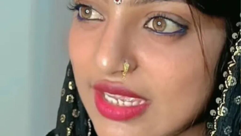 Monalisa became 'Naagin', played slayer on 36 year old song - India tv hindi