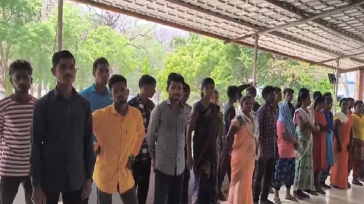 Naxal surrender in Chattisgarh: 50 Naxalites surrendered in Chhattisgarh before PM Modi's visit, 14 of these rewards of 68 lakhs, 50 naxal surrender in bijapur of chattisgarh before Visit of PM Narendra Modi