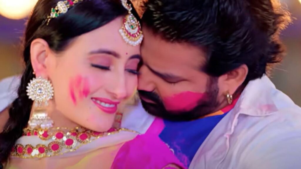 Pawan Singh became romantic with this Hasina on the pretext of Holi, he applied a lot of color and fiercely romance - India tv hindi