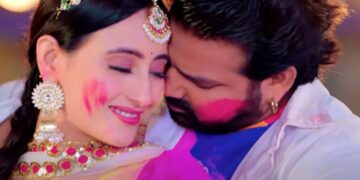 Pawan Singh became romantic with this Hasina on the pretext of Holi, he applied a lot of color and fiercely romance - India tv hindi